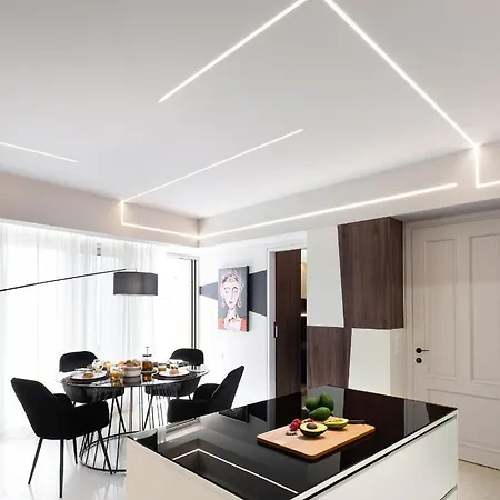 The H Experience - Stylish 2bd With Balcony In Center *