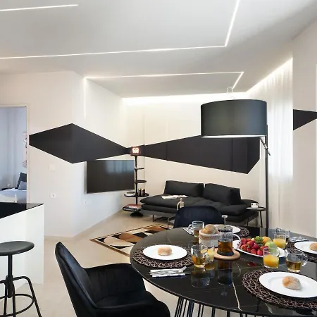 The H Experience - Stylish 2bd With Balcony In Center